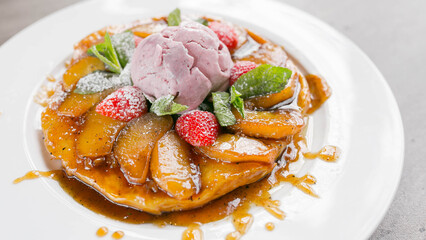 Tarte tatin with apples and ice cream