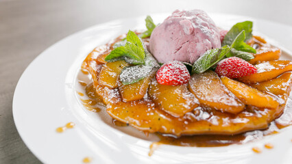 Tarte tatin with apples and ice cream