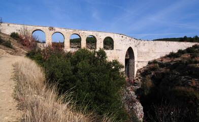 Obraz premium A view of the Incekaya Aqueduct and Tokatlı Canyon in Safranbolu, Turkey