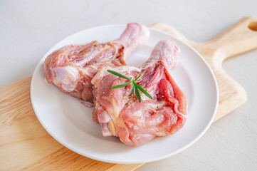 骨付きモモ肉の下ごしらえ