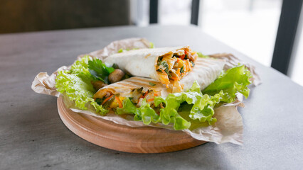  chicken with vegetables in pita bread