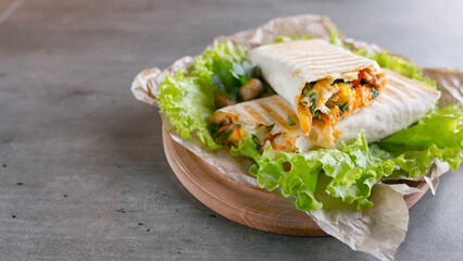  chicken with vegetables in pita bread