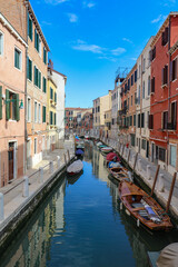 Photo verticale de bateaux sur les canaux de Venise