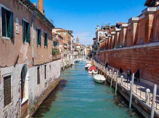 Maisons et bateaux sur les canaux de Venise