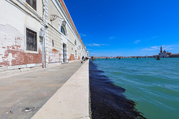 Obraz premium Maisons et pont sur les canaux de Venise en Italie