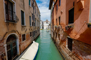 Maisons et pont sur les canaux de Venise en Italie