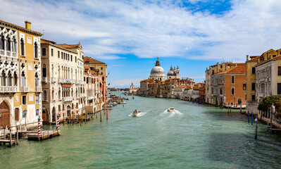 Maisons et pont sur les canaux de Venise en Italie