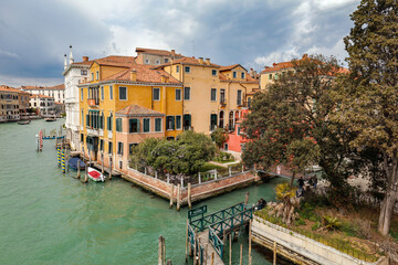 Maisons et pont sur les canaux de Venise en Italie