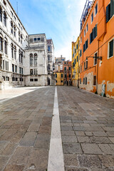 Photo verticale de maisons color&eacute;es &agrave; Venise en Italie