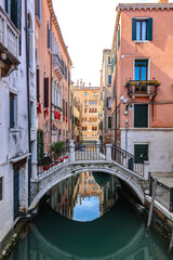 Photo verticale de pont sur les canaux de Venise en Italie