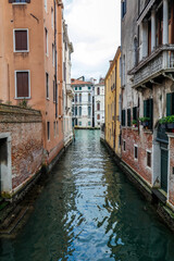 Photo verticale de maisons et pont sur les canaux de Venise en Italie