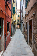 Ruelles &eacute;troites &agrave; Venise en Italie