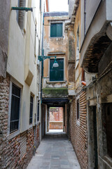 Ruelles &eacute;troites &agrave; Venise en Italie