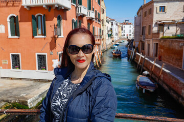 Tr&egrave;s belle femme asiatique sur les canaux de Venise en Italie