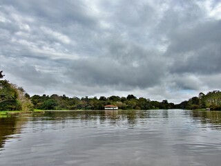 Amazonas unter Wolkenhimmel