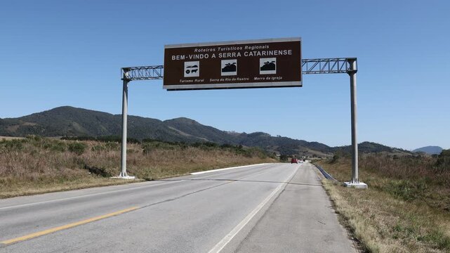 Sinaliza&ccedil;&atilde;o de Bem Vindo a Serra catarinense, Carros em movimento pela Rodovia Ulysses Guimar&atilde;es, BR 282