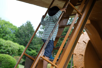 公園で遊ぶ男の子