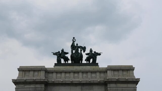 time lapse of clouds flying over statue at grand army plaza soldiers and sailors arch flatbush avenue and eastern parkway brooklyn union street (prospect park entrance)  quadriga, four-horse chariot