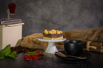 Mohnkuchen mit einer Tasse Kaffee