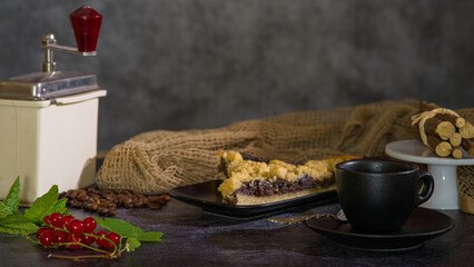 Mohnkuchen mit einer Tasse Kaffee