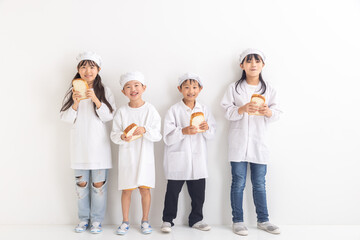 Fototapeta premium 給食着を着て食パンを持った小学生