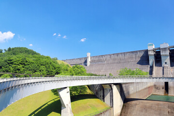ふれあい橋と日吉ダム