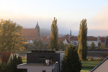 Morgendlicher Blick im Herbst auf die Altstadt von Pirna in der Sächsischen Schweiz