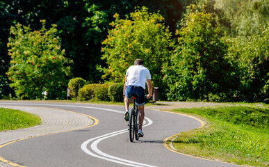 Obraz premium Cyclist ride on the bike path in the city Park 