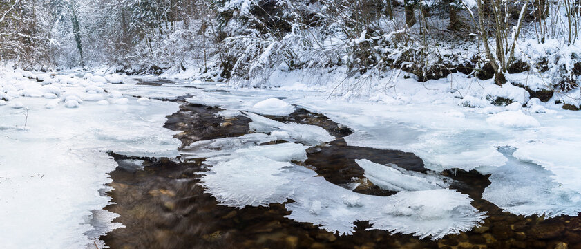 Gel et glace sur la rivi&egrave;re Lemme, Jura, France.