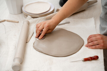 Preventing clay bodies from cracks by wedging. Making pliable clay without air pockets. Removing air bubbles from clay before hand building.