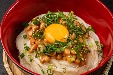 納豆うどん　Udon noodles with natto 