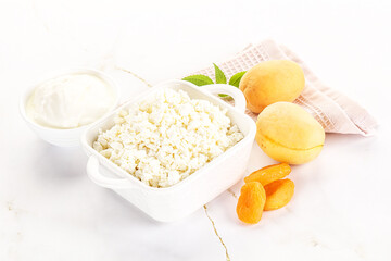 Cottage cheese with apricot and cream