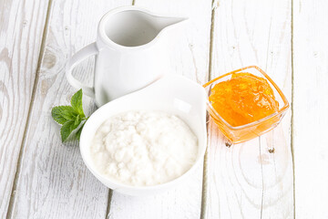 Grain curd with cream and jam