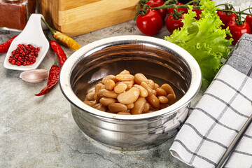 White canned beans in the bowl