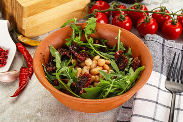 White canned beans with arugula and dry tomatoes