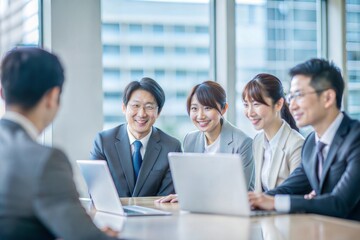 ビデオ会議に参加する日本のビジネスプロフェッショナル
