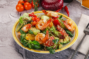 Salad with prawn and quinoa