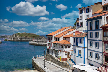 Vista del puerto en la villa pescadora de Cudillero un día soleado de verano, España. Con cielo...