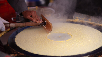 Making Shandong traditional pancakes