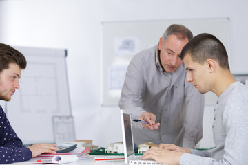 Obraz premium young man using laptop in classroom