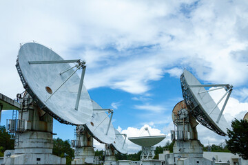 青空に映える巨大なパラボラアンテナ