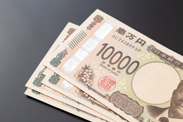 黒背景に一万円札
