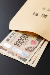 黒背景に給料袋