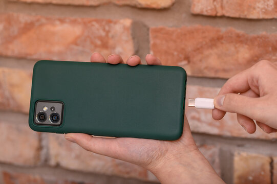 Podpinać smartfon wejście usb do ładowania pustej baterii