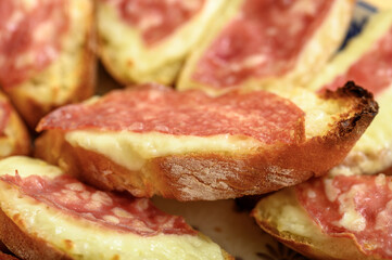 Polskie zapiekanki na francuskiej bagietce z włoskim salami, kuchnia międzynarodowa, przepis babci apetyczne przekąski 