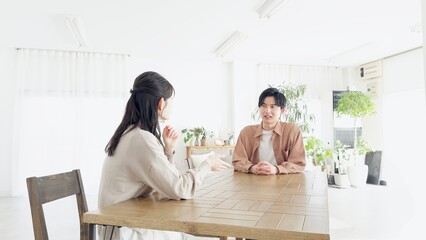 リビングで深刻な話をするカップル