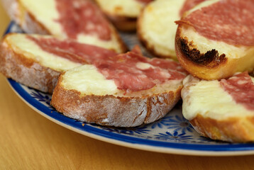 Bruschetta z mozzarellą i salami