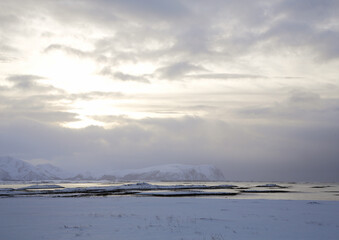 Strada nazionale turistica (Norwegian Scenic Route Andøya) in inverno (febbraio). Isole Vesteralen, Andoya, Norvegia