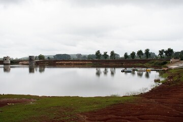 Obraz premium serene tranquil beauty of netarhat lake in a gloomy day, jharkhand, india