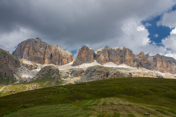 Obraz premium italian mountains with clouds on Pordoi